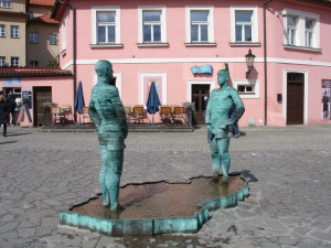 Прага памятник писающие мужчины